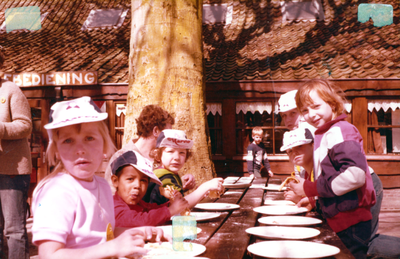 863205 Afbeelding van Wijk C-kinderen die pannekoeken eten, tijdens een uitstapje naar het pretpark Duinrell te ...
